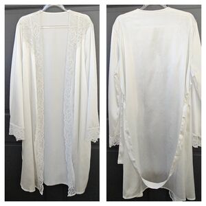 White Satiny Lace Trim Bridal Wedding Robe with Belt Size Large